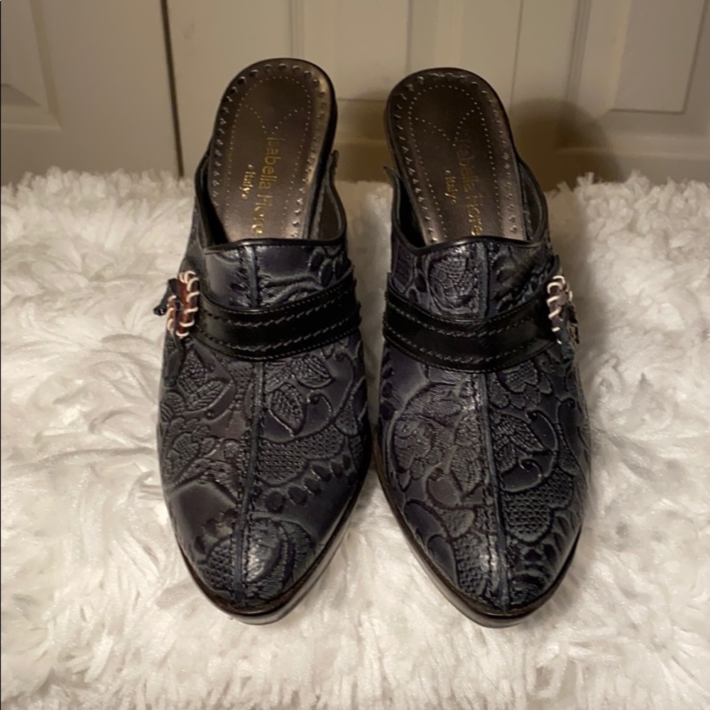 NWOT Isabelle Fiore navy leather mules
